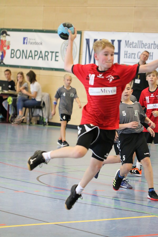 Favorit setzt sich durch und behauptet Tabellenführung