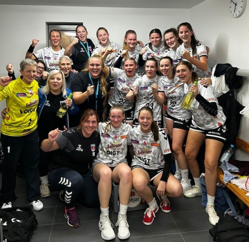 Frauen feiern Sieg in eigener Halle