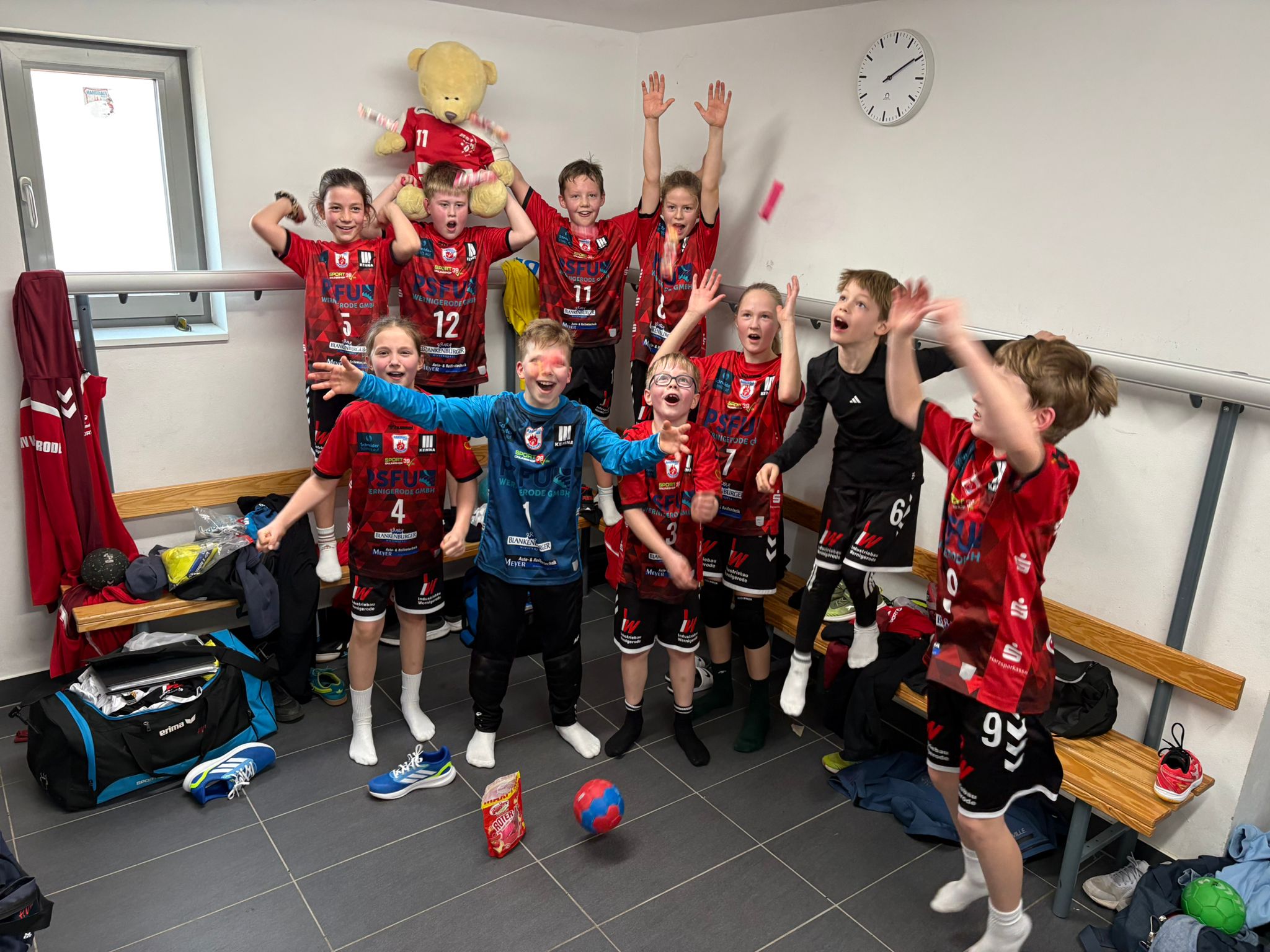Derby Sieger, Derbysieger hey- hey- hey!  Die 1. männliche E- Jugend gewinnt spannendes Derby gegen den HT 1861 Halberstadt.